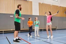 海港6日上午转道新加坡去新山，颜骏凌、徐新获颁纪念球衣